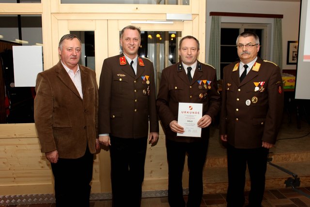 Von links: Bürgermeister Alois Pils, Kommandant Martin Hildner, Herbert Kastl und Bruno Duschlbauer.