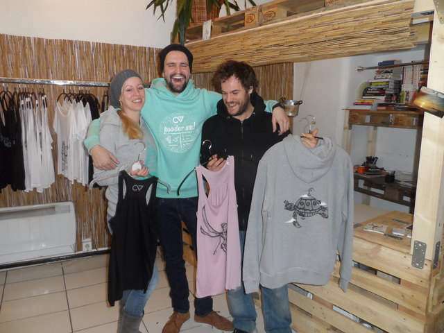 Sara, Jimmy und Kiko erzählen mit ihrem Shirt-Kreationen Geschichten und geben Rückenwind.