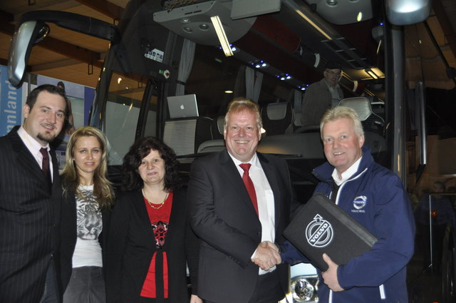 Präsentierten den neuesten Reisebus: Markus, Heidi, Brigitte und Josef Hössinger sowie der Verkaufsleiter von Volvo Austria Franz Sengseis | Foto: Helmreich