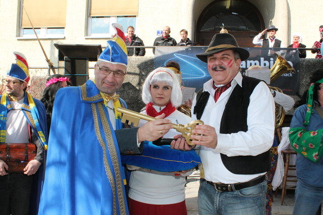 Schlüsselübergabe: Bgm. Dietmar Wallner (l.). überlässt bis Dienstag die Geschicke der Narrengemeinde an Narrenbürgermeister Klaus Omentisch (r.).