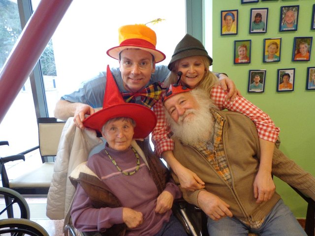 Bewohnerin Anna Kaufmann mit Rudolf Glatzmair (vorne) sowie Pflegehelfer Slavomir Kovac und Pflegehelferin Edeltraud Berger beim bunten Faschingsfest im SeneCura Sozialzentrum Pressbaum. | Foto: SeneCura