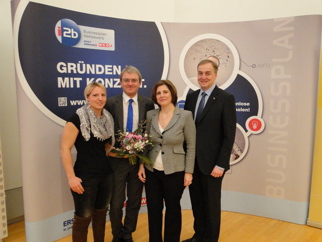 v.l. Sabrina Grillitsch, Mag. Helge Haslinger (Vorstandsdirektor Sparkasse NÖ), DI Dr. Doris Agneter (GF tecnet equity), Dr. Christian Moser (Vizepräsident Wirtschafskammer NÖ). | Foto: Andreas Chrastka, i2b