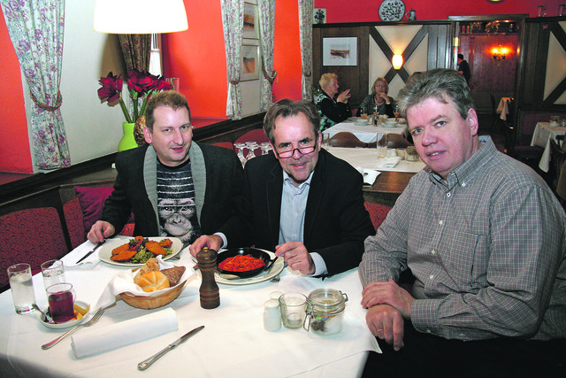 Gastwirt Karl Meixner mit dem Favoritner Wirtschaftsexperten Michael P. Walter und bz-Redakteuer Karl Pufler (v.r.)