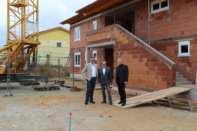 Über die positive Entwicklung freuen sich OSG-Chef Alfred Kollar, Bgm. Heinz Krammer und Vbgm. Ernst Friedl. | Foto: OSG