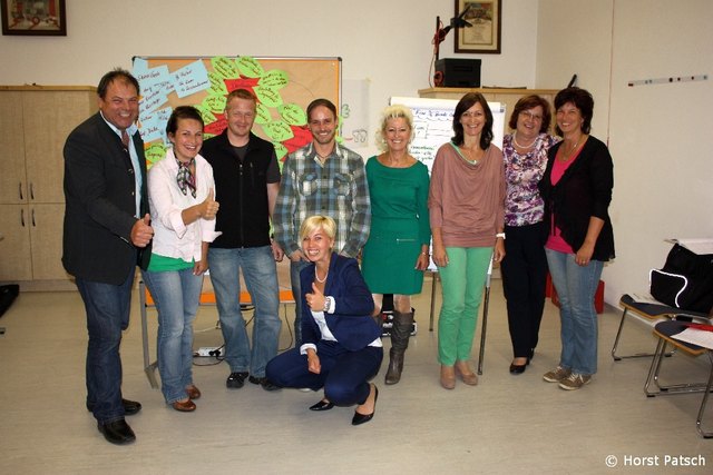 Agenda 21 in Überackern: Bgm. Horst Patsch, Katrin Zadny, Jürgen Bernecker, Joachim Barber, Sabine Büttner, Andrea Dörfl-Wolfgruber, Christa Kugler, Brigitte Harweck und (kniend) Antonia Illecker Spes von der Zukunftsakademie.