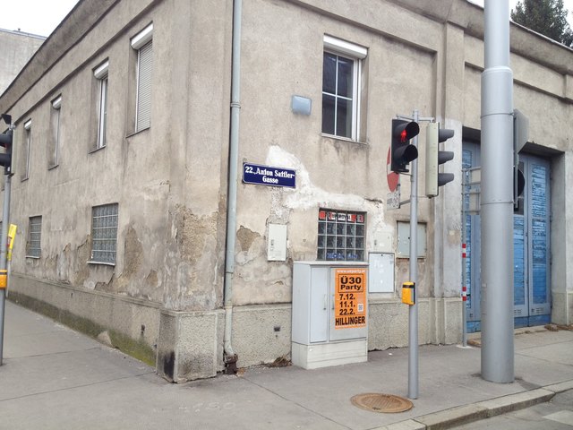 Bitte renovieren: Die Ecke in der Anton-Sattler-Gasse tut in den Augen weh.