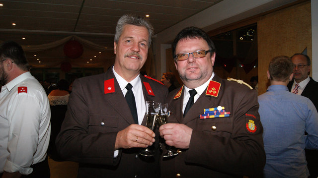 Bgm. Peter Buchner und Kmdt. der FF Mauerbach Harald Pollak freuten sich über die erfolgreiche Ballveranstaltung.