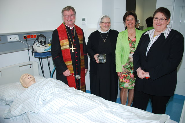 Segnung: Bischof Manfred Scheuer, Generaloberin Sr. Maria Gerlinde Kätzler, Geschäftsführerin Beate Zangerl und Direktorin Petra Hohenauer (v. l.).