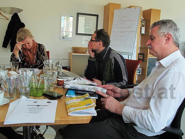 LEADER-Managerin Iris Absenger-Helmli grübelt im Team. Rechts von ihr Kurt Schauer und Franz Kern
