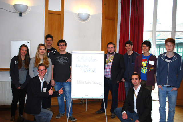 Die Organisatoren der Katholischen Österreichischen Studentenverbindung (K.Ö.St.V.) Austria Purkersdorf mit Schul- und Landesschulsprechern (v.l.n.r.): Diana Arnberger (Gymnasium Pressbaum), Stella Lerz (BG|BRG Purkersdorf), Johannes Schürz (K.Ö.St.V. Austria Purkersdorf), Karim Akkad (Gymnasium Pressbaum), Daniel Jauck (Schulsprecher BG|BRG Purkersdorf), Simon Lechner (Obmann K.Ö.St.V. Austria Purkersdorf), Gabriel Reich (Gymnasium Pressbaum), Berthold Oppitz (K.Ö.St.V. Austria Purkersdorf), Daniel Doublie | Foto: privat
