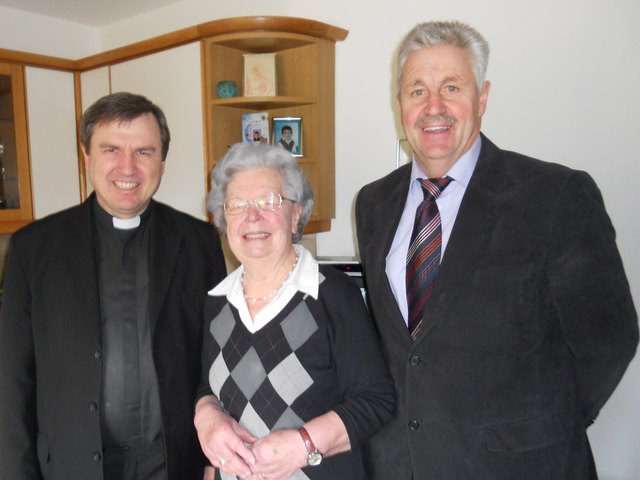 Der Kirchdorfer Pfarrer Mag. Georg Gerstmayr und Bürgermeister Ernst Schwaiger gratulierten der Altersjubilarin Josefa „Pepal“ Erber zum 85. Geburtstag