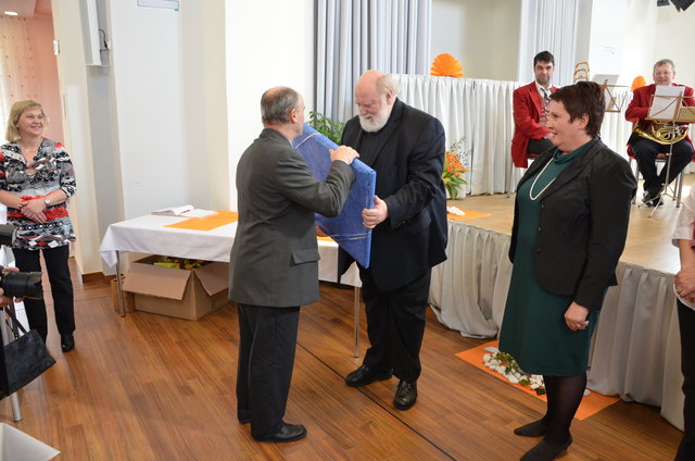 HR Prim. Dr. Kurt Sindermann erhält von Johann Weidum ein Abschiedsgeschenk. | Foto: Christian Keusch