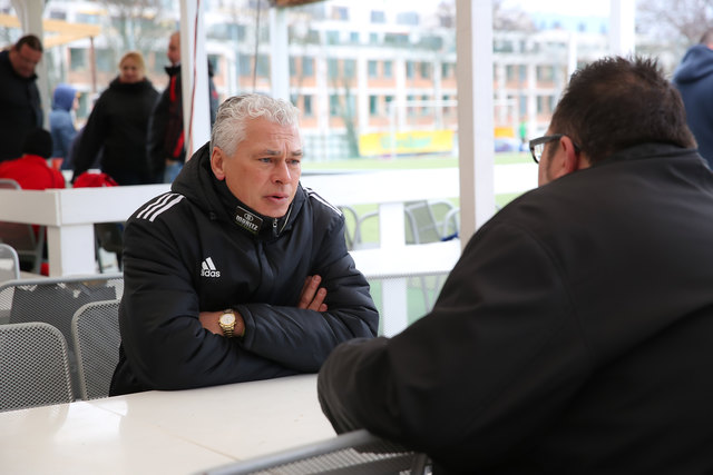 Beim Interview am Fußballplatz der Wiener Viktoria: Toni Polster und bz-Redakteur Thomas Netopilik. | Foto: Moni Fellner