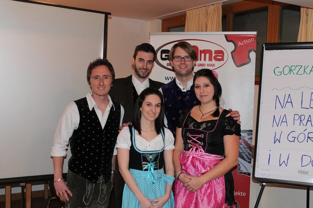Im Rahmen des interkulturellen Abends konnten sich die verschiedenen Nationen präsentieren: Hier Team Austria mit vl. Stefan Mak, Johannes Tamegger, Nina-Bianca Anranter, Marc Germeshausen und Kerstin Ess.