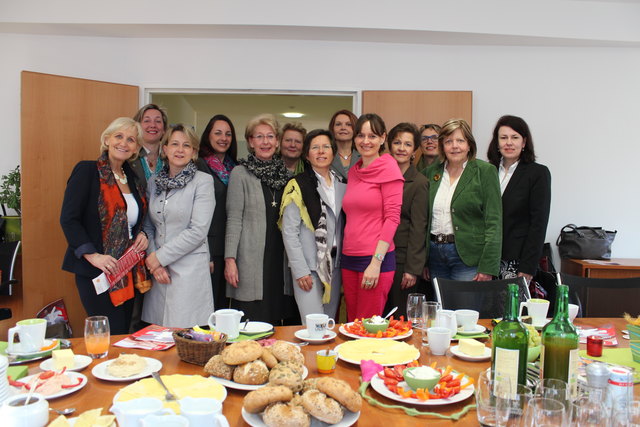 v.li.n.re: 1. Reihe:
Sonja Ottenbacher, Sabine Mayrhofer, Monika Schwaiger, Angela Lindner, Martina Berthold, Petra Gillhofer, Hildegard Eisl
v.li.n.re: 2. Reihe:
Karin Hochwimmer, Elisabeth Kübelböck, Roswitha Huber, Andrea Winkler, Romana Rotschopf, Eveline Sylvia Leitner.