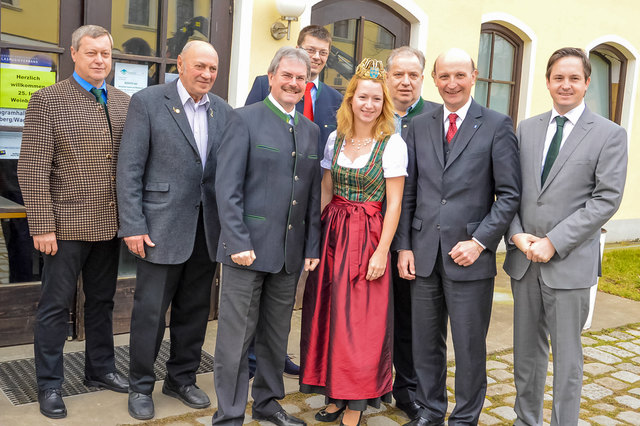Hermann Dam, Walter Bauer, LR Karl Wilfing, Josef Bauer, Tanja Dworzak, Franz Geier, Andreas Riemer und Johannes Schmuckenschlager. | Foto: Schlüsselberger