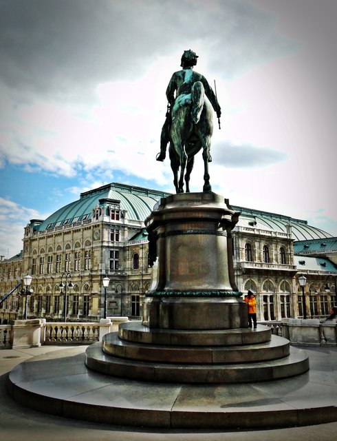 Reiterstandbild von Erzherzog Albrecht blick von der Albertina zur Oper