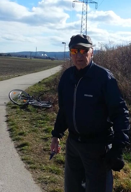 Die Polizei hat die Veröffentlichung des Fotos des Verdächtigen genehmigt. Der Mann hielt ein Messer in der Hand.