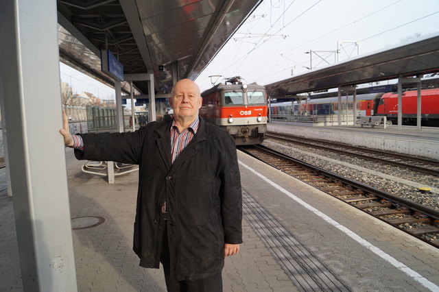 Der Meidlinger Seniorenbeauftrage Franz Karl wünscht sich bessere S-Bahn-Verbindungen.