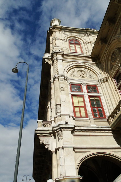 Blick nach oben vor den Arkadengängen