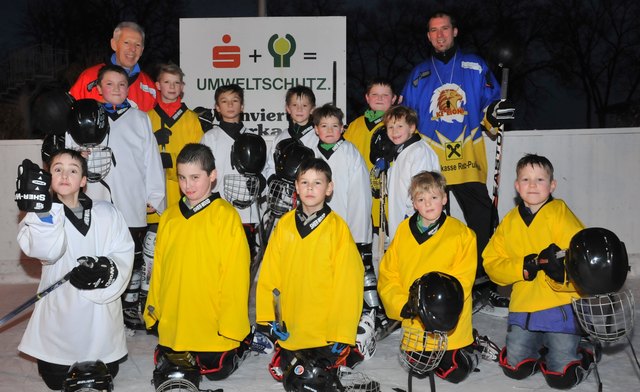 Die Betreuer Robert Löscher (links) und Karl Binder mit den Spielern der Ice Lions Juniors.Foto: Privat