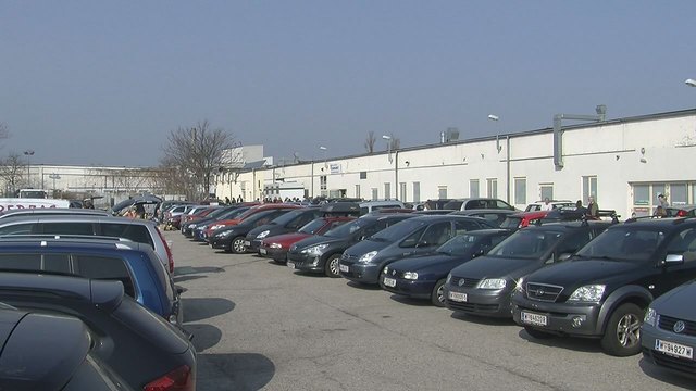 Viele Gratis-Parkplätze im Innenhof und umliegenden Gassen für Besucher und Aussteller