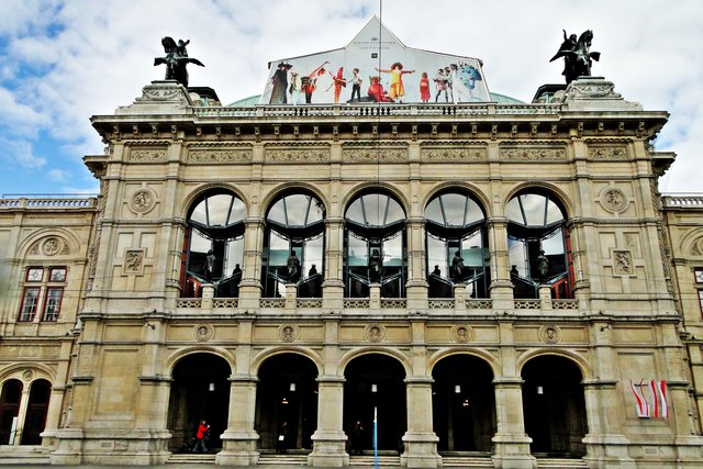 Arkadenbögen der Frontseite oberhalb befinden sich die 5 Brozefiguren