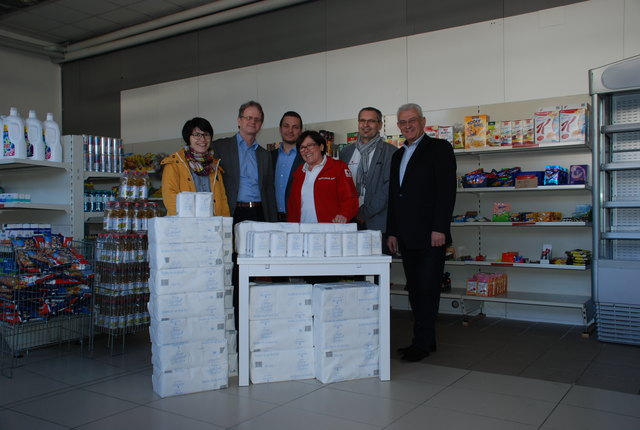 AK-Vizepräsident Helmut Feilmair (r.) und sein Team übergaben Zucker als Spende an den Sozialmarkt Eferding.