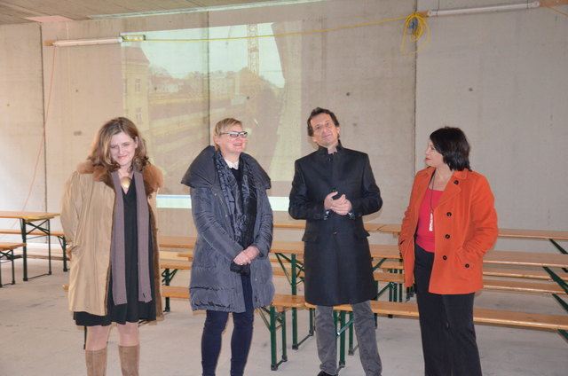 Noch ein wenig kahl, aber in einem Jahr steht die Schule, auf die alle gleichermaßen stolz sind: v.l.n.r.: Bezirkschefin Susanne Schaefer Wiery, Sandra Frauenberger, Christian Oxonitsch, Susanne Brandsteidl