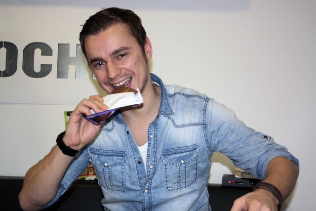 Einmal darf noch zugelangt werden: Dann heißt’s Abschied nehmen von Schoko & Co. für WOCHE-Redakteur Christoph Sammer.