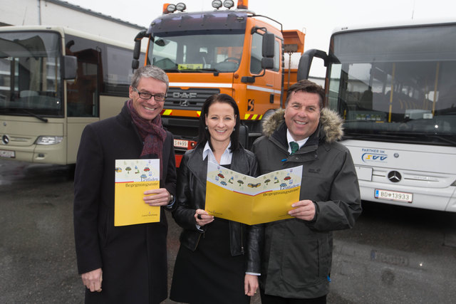 Landesbaudirektor Dipl.-Ing. Christian Nagl, Allegra Haslinger (Geschäftsführerin des Salzburger Verkehrsverbundes) und Landesrat Hans Mayr | Foto: Land Salzburg