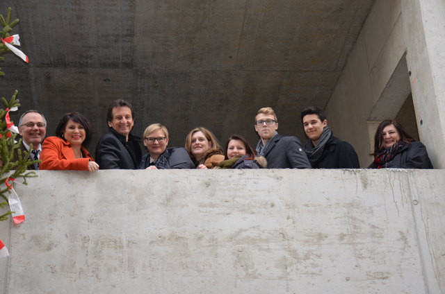 Freudiger Blick aus dem Rohbau: v.l.n.r.: Susanne Brandsteidl (Stadtschulrätin), Christian Oxonitsch (Bidlungsstadtrat), Susanne Frauenberger (Personalstadträtin), Susanne Schaefer-Wiery (Bezirkschefin), SchülerInnen, Daniela Kirnbauer (Schuldirektorin)