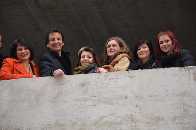 v.l.n.r.: Susanne Brandsteidl (Stadtschulrätin), Christian Oxonitsch (Bildungsstadtrat), Susanne Schaefer-Wiery (Bezirkschefin) mit Schülerinnen