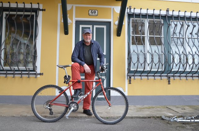 Bald geht es los: Lucas Oberzaucher vor seinem Haus in Millstatt