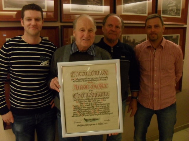 Der neugewählte Vorstand (v.links) Schriftführer Roman Durchner, Ehrenobmann Toni Gasser, Kassier Erwin Steurer und Obmann Herbert Aufhammer. | Foto: Fischerstammtisch