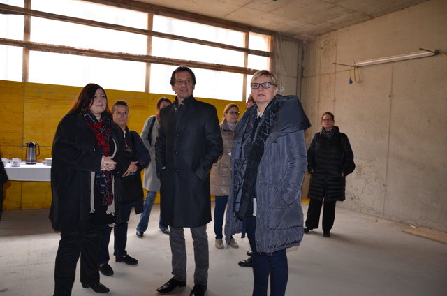 Im Rohbau der neuen Schule: v.l.n.r.: Daniela Kirnbauer (Schuldirektorin), Christian Oxonitsch (Bidlungsstadtrat), Sandra Frauenberger (Personalstadträtin)