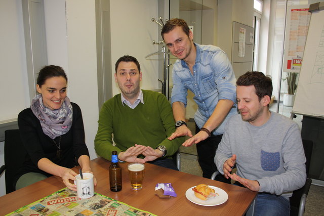 Verzichten in der Fastenzeit: Lisa Pötler, Marcus Stoimaier, Christoph Sammer und Max Daublebsky (v. l.) auf Kaffee, Bier, Süßes und Fleisch.