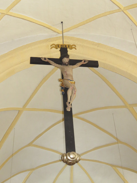 ....bringt auch das an der Decke hängende Kreuz ins Blickfeld