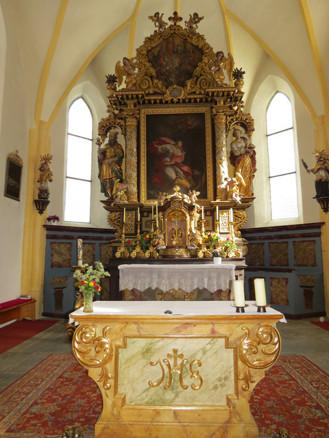 Der barocke Säulen-Hochaltar mit dem Bildnis der Hl. Margaretha