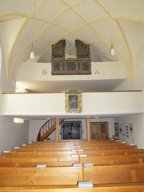 Der Blick zum Eingang, darüber die Orgel und der Chor