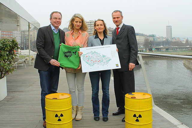 v.l.n.r.: NÖ Umweltlandesrat Stephan Pernkopf, "Zweitfrau" Leadsängerin Diana Lueger, GLOBAL 2000 Atomsprecherin Patricia Lorenz und EVN Konzernsprecher Stefan Zach