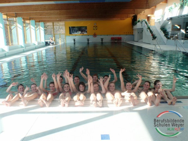 Die II. HLW genießt den Schwimmtag in Losenstein