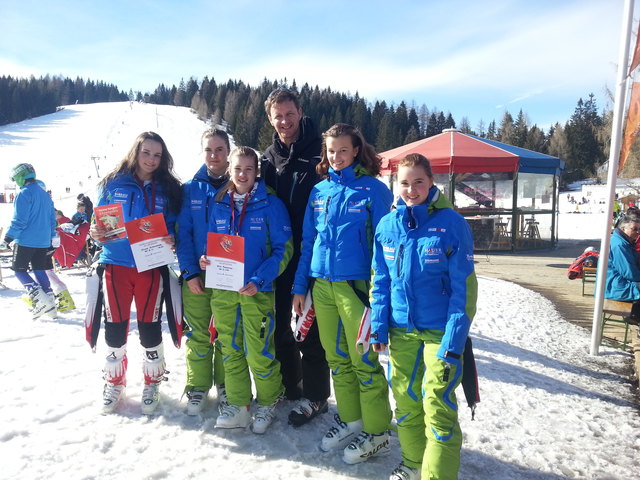 Prof. Mag. Franz Hofer mit den erfolgreichen Schülerinnen des BG/BRG Rohrbach: Simone Altenhofer, Helene Hoheneder, Lea Pfleger, Theresa Hain und Wendela Lauß