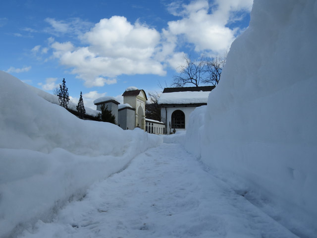 Wie man sieht, der Schnee ist wie eine Wand hoch...
