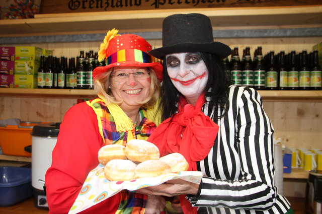 Die besten Faschingskrapfen gab es beim Faschingsumzug bei Gitti und Birgit.