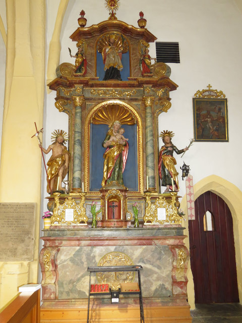 Der linke Seitenaltar...