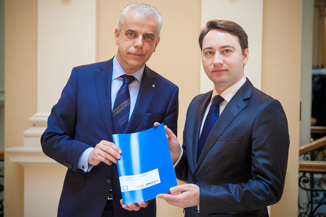 Herbert Walzhofer (Vorstandsmitglied Sparkasse OÖ, l.) und Wohnbaulandesrat Manfred Haimbuchner.