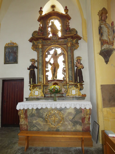 Der rechte Seitenaltar...