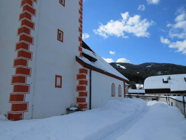 Schmale Wege am Kirchhof führen zum westlich gelegenen Haupteingang