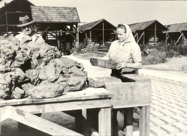Frau und Mann formen Ziegel aus dem vor Ort gewonnenen Lehm. Diese dienten etwa zum Bau des Arsenals. | Foto: Bezirksmuseum 10